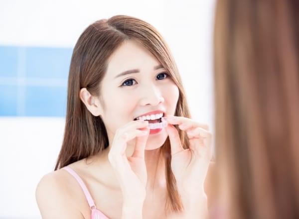 透明なマウスピースで目立ちにくく、取り外し可能